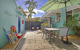 Steps To Beach & Downtown! Cozy Beach Bungalow #1